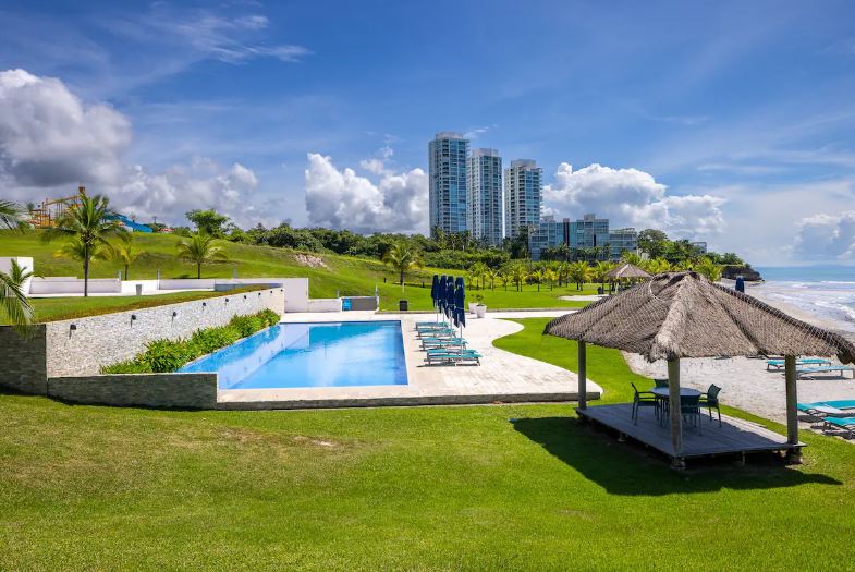 Club de playa y piscina frente al mar