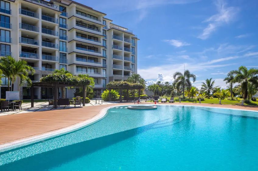 Piscina y edificio residencial de PH Perlamar